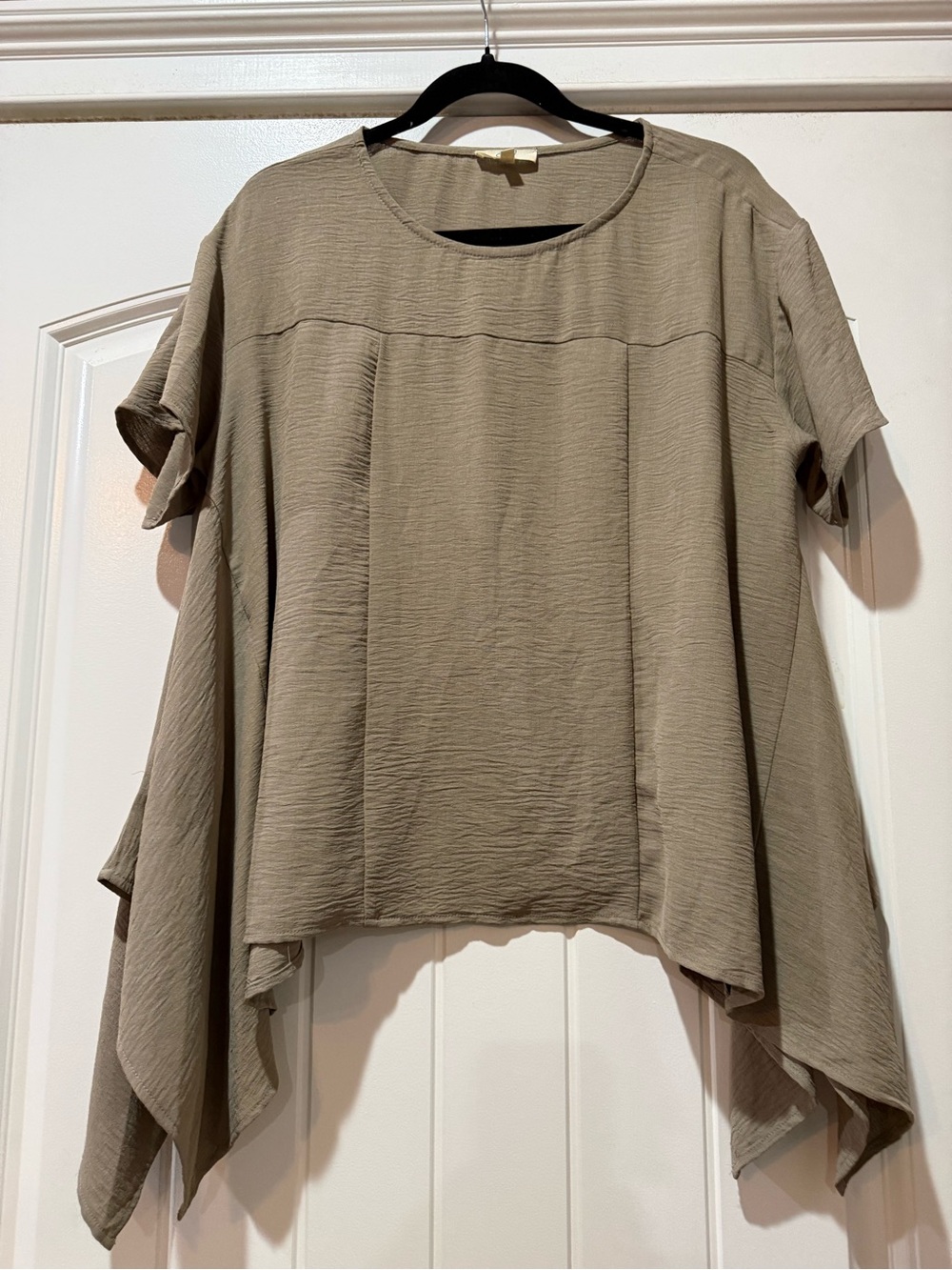 easel Taupe Draped Short-Sleeve Tunic